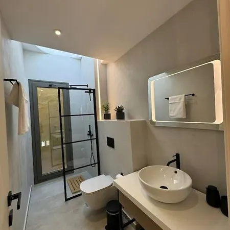Venetian Gate- New, Elegant In Center Bendevis